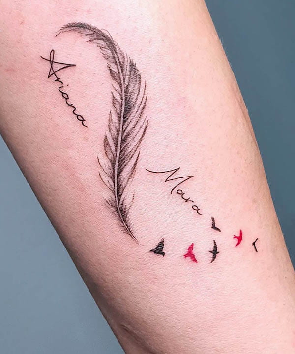 Tatuaggio con nome e piuma infinita di @_nono_tattoo