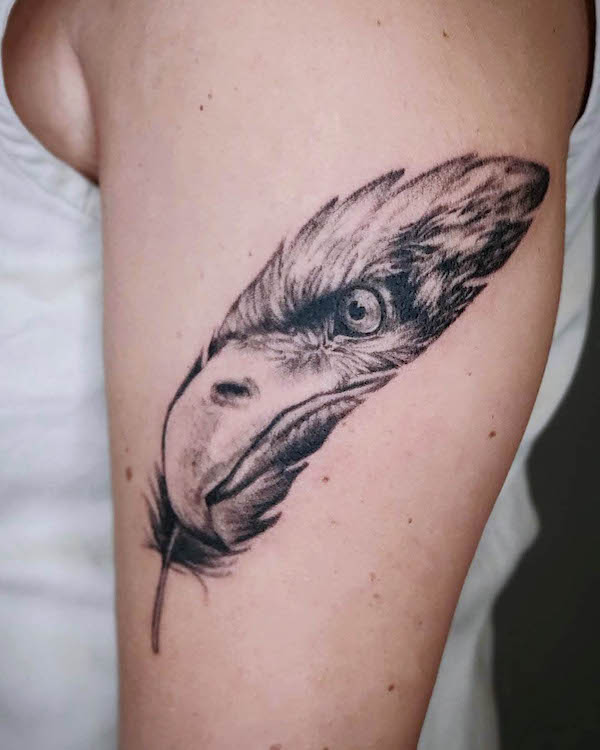 Tatuaggio con piuma d'aquila di @finelinestattoostudio