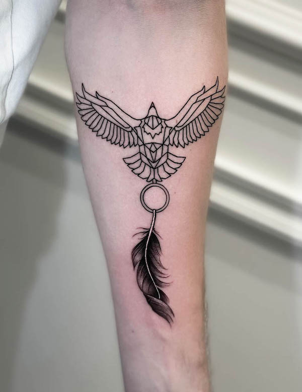 Tatuaggio con piuma d'aquila di @tattooheaven_official