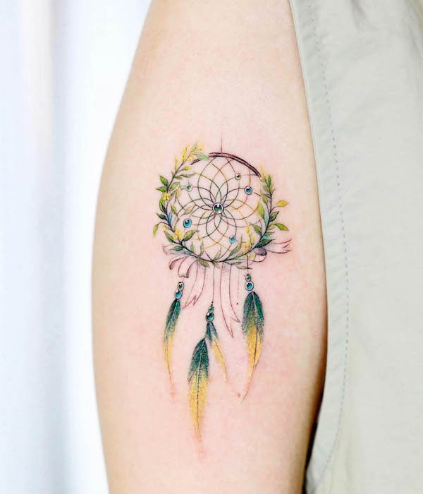Realismo femminile tatuaggio acchiappasogni da @vane.tattoo