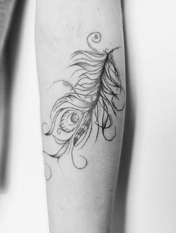 Tatuaggio di piume a linee sottili di @mahitattoohouse