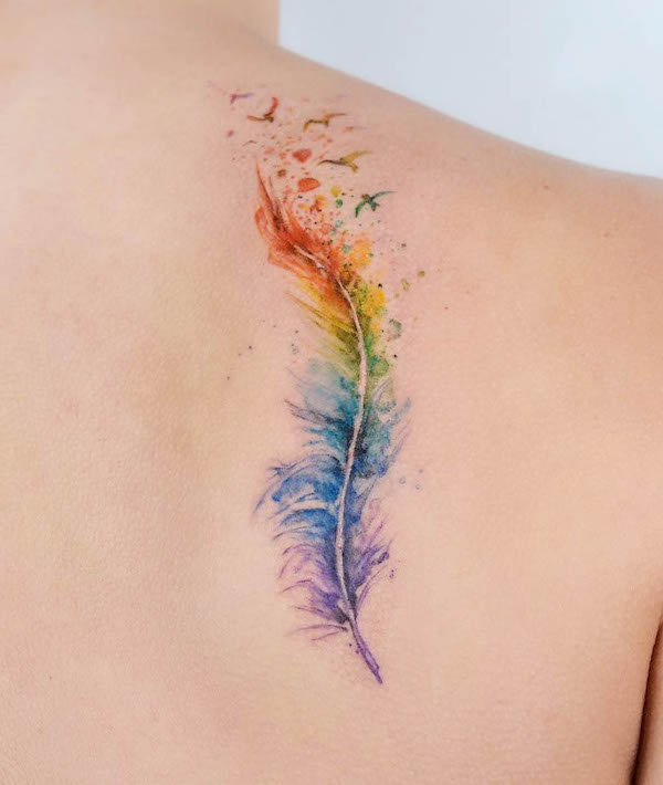 Tatuaggio con piume arcobaleno acquerellate di @amanda.mypreciousink