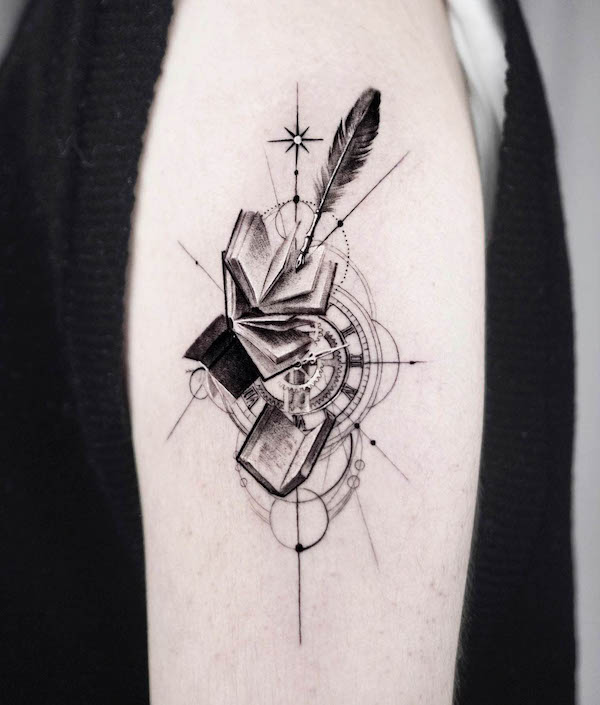 Tatuaggio concettuale della manica di piume di @tattooist_bae