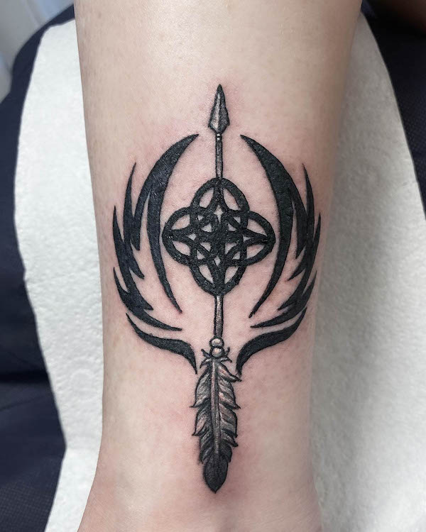 Nodo celtico e piuma da @pearlatattoostudio