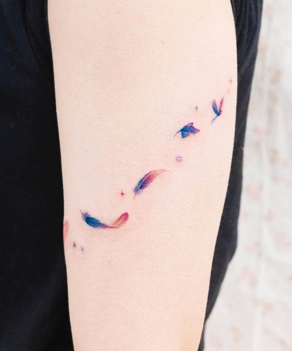 Tatuaggio a manica di piume Fly away di @coy.tattoo