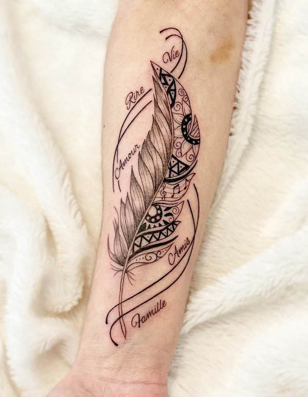 Tatuaggio con piume con parole e motivi di @risedtattoo