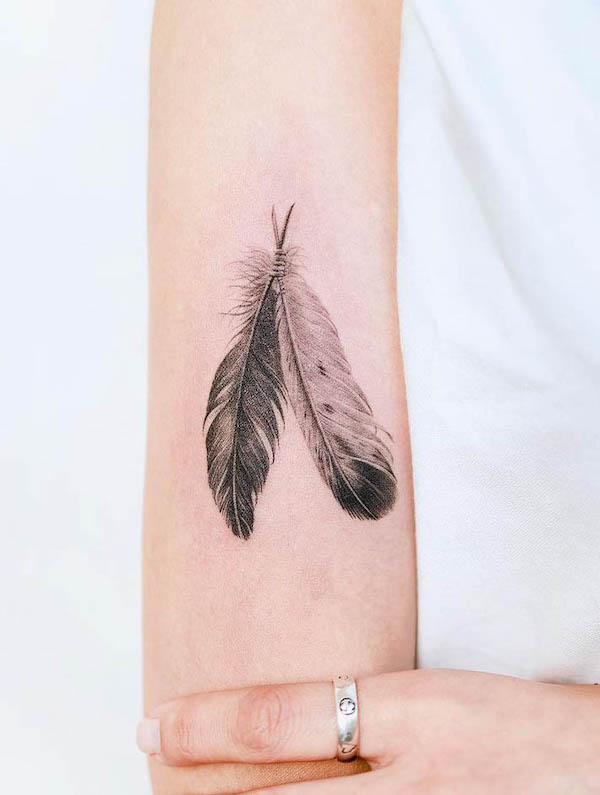 Realismo yin e yang tatuaggio di piume di @nandotattooer