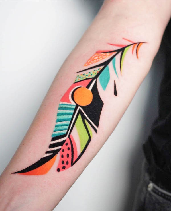 Tatuaggio contemporaneo di piume colorate di @kudutattoo