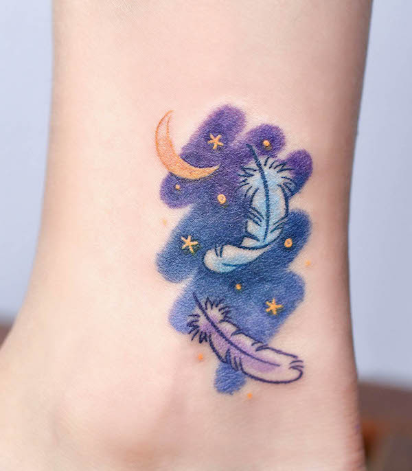 Tatuaggio sulla caviglia con piume di @minari_tattoo