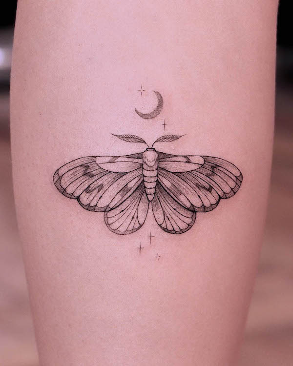 Tatuaggio con falena e stelle di @lauvaan