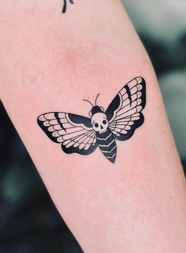 Tatuaggio semplice di @soul_imagez_tattoo con teste di falena