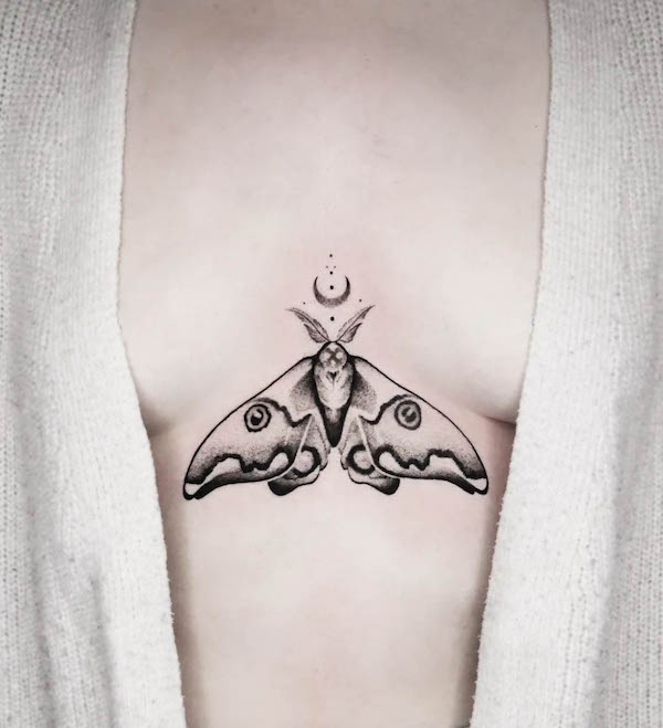 Tatuaggio Luna e falena tra le tette di @kamatatuaz