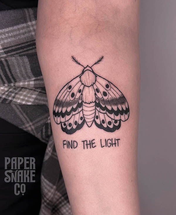 Trova la luce - Tatuaggio con citazione di falena di @papersnakeco