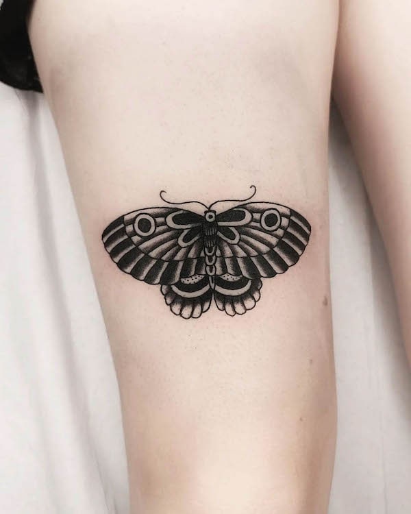Semplice tatuaggio tradizionale nero a forma di falena di @oriolzambudiotattoo