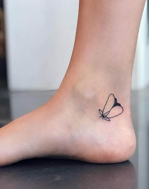 Piccolo tatuaggio minimalista alla caviglia con falena di @fortytwolines