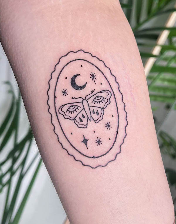 Semplice falena in uno specchio tatuato da @jadehazetattoo