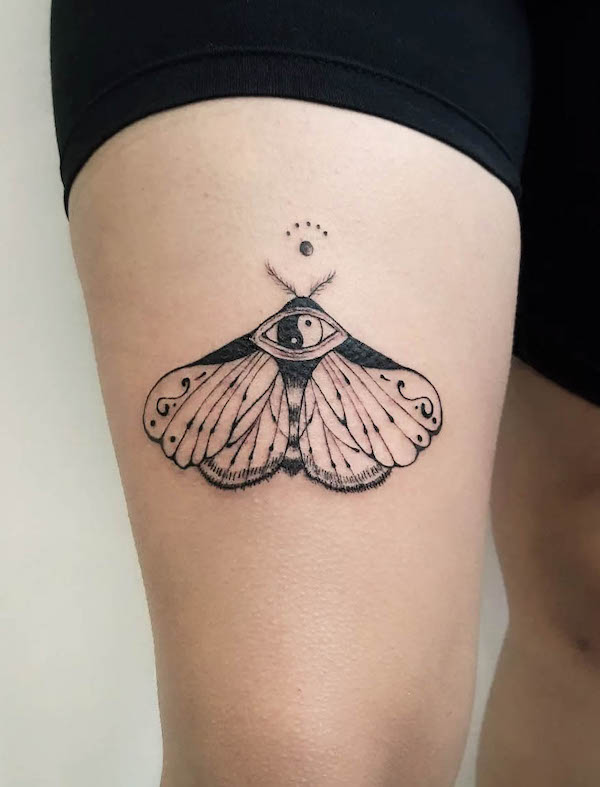 Tatuaggio Yin e yang con falena di @martina.tatts