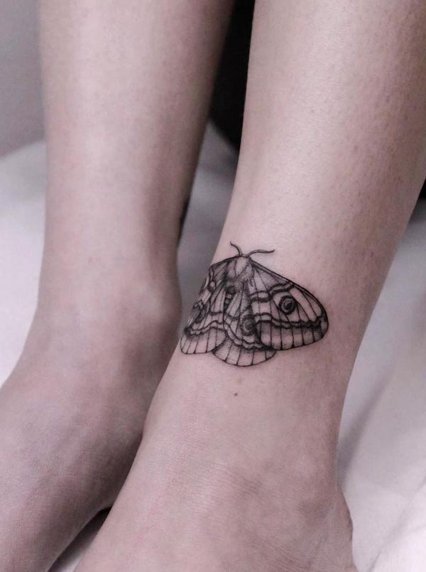 Tatuaggio della caviglia con falena nera da @justine.tattoo