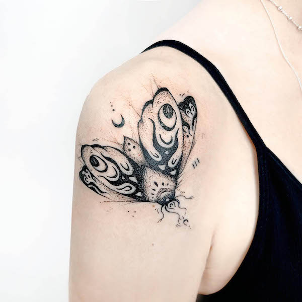 Stupendo tatuaggio a forma di falena sulla spalla da @negerda.tattoo
