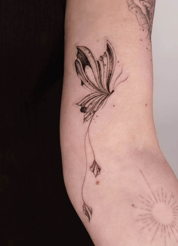 Tatuaggio del braccio di @linda.tattooing con falena a linea fine