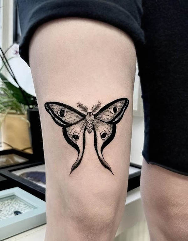 Tatuaggio Blackwork luna moth da @the.inksect.tattoo
