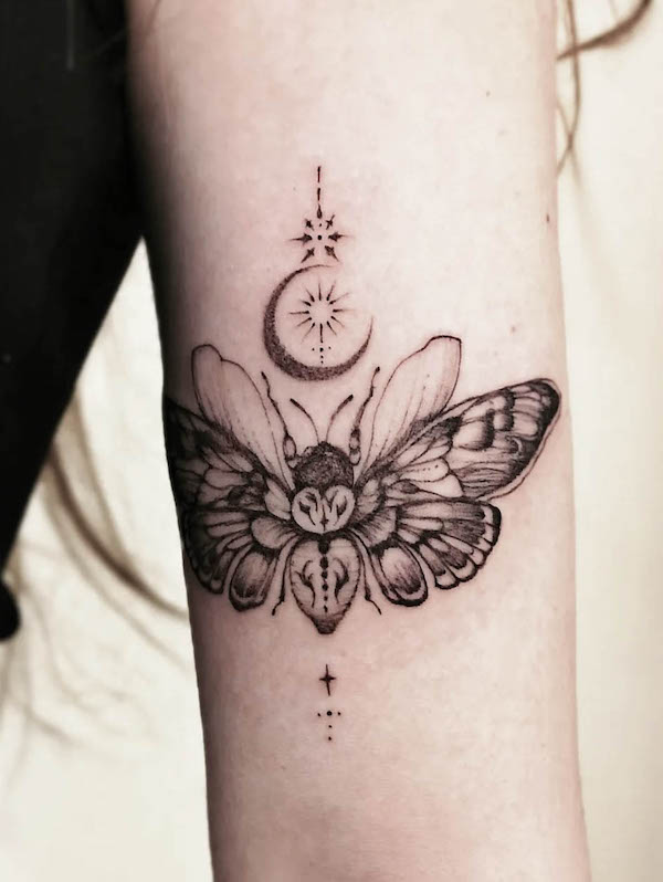 Testa di morte falena e luna tatuaggio simbolico di @anna.alabaster