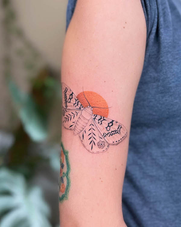 Inseguendo la luce - Tatuaggio con falena e sole di @simonster.ink_