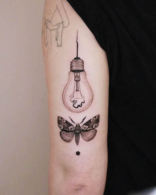Tatuaggio con falena e lampadina di @truecanvas
