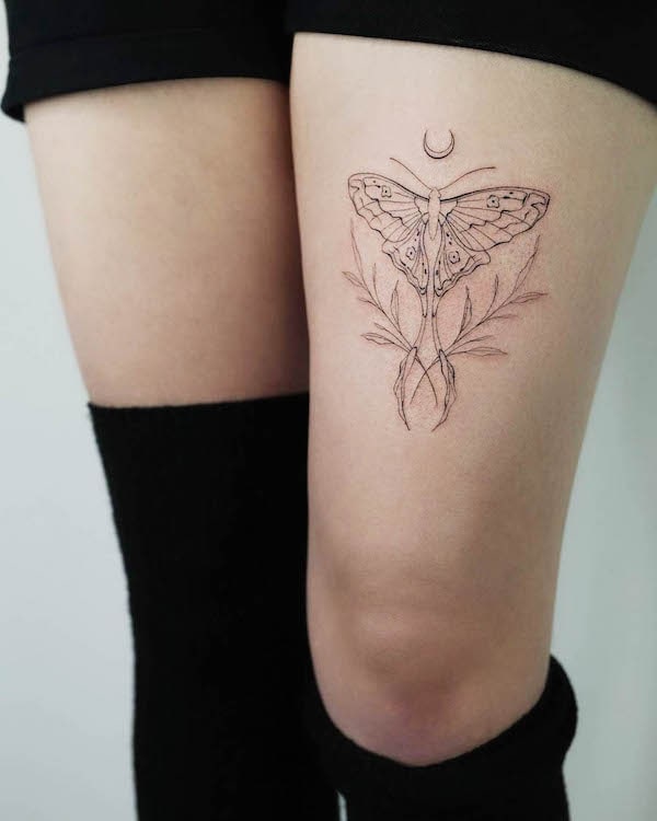 Tatuaggio di luna e falena sulla coscia di @akkurat_tattoo_studio