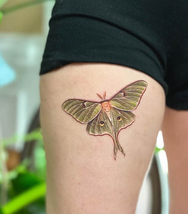 Tatuaggio di luna verde sulla coscia di @simonster