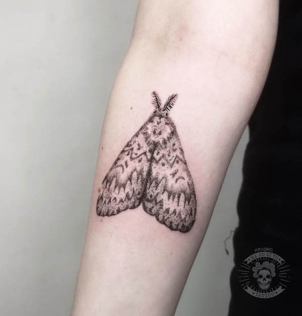 Tatuaggio a linea fine di falena gitana di @krasno_tattoo