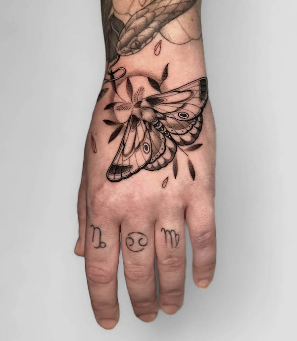 Tatuaggio della mano di falena da @victoria.tattoos
