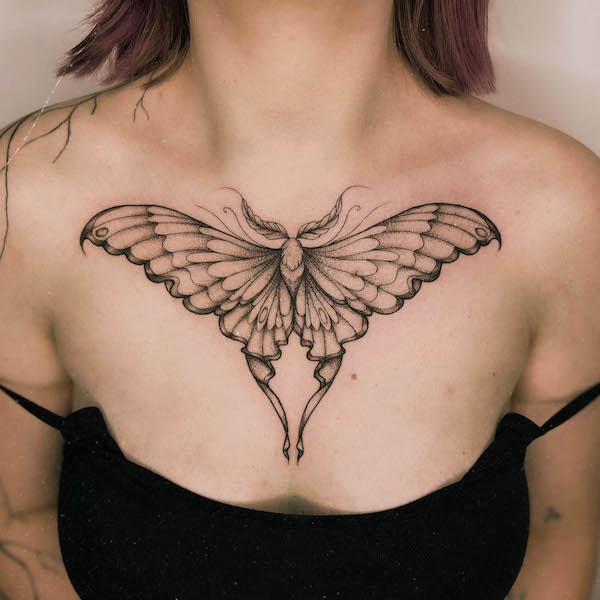 Tatuaggio sul petto di @kisielowy_chaos_art con falena luna in grassetto