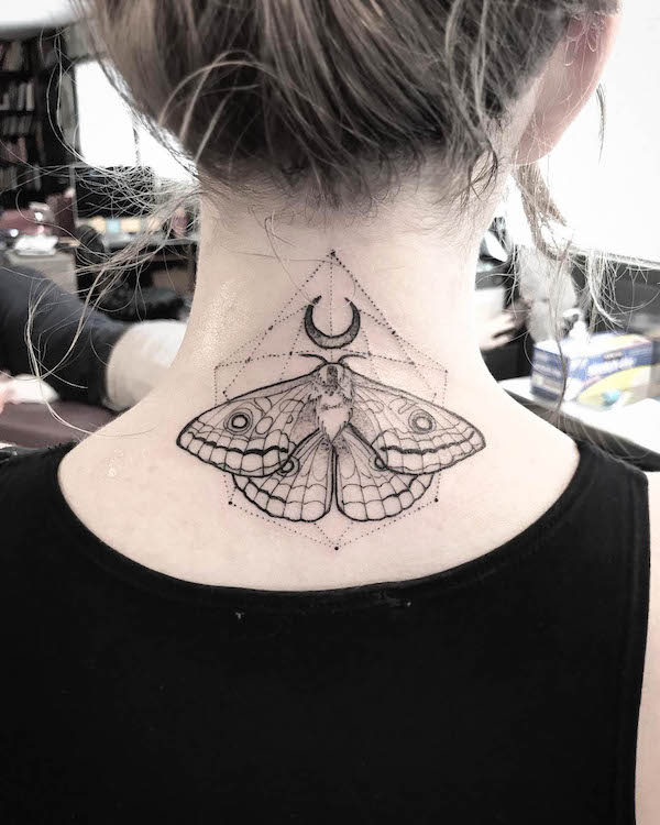 Tatuaggio geometrico del collo a forma di falena di @w_royal