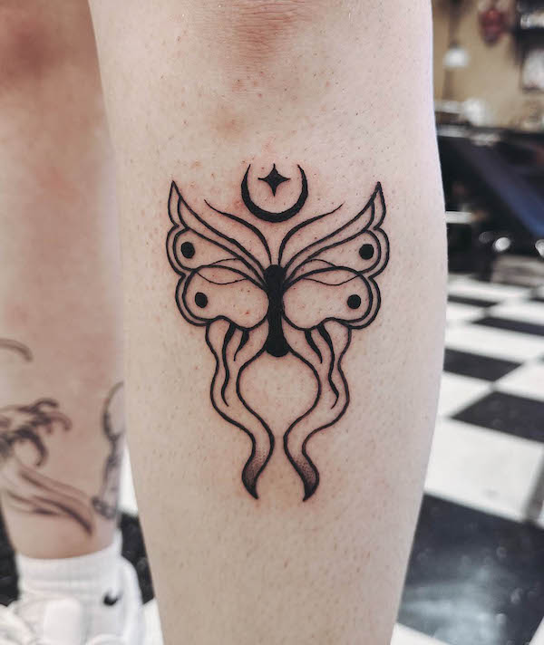 Tatuaggio semplice di falena luna di @inkyizzie