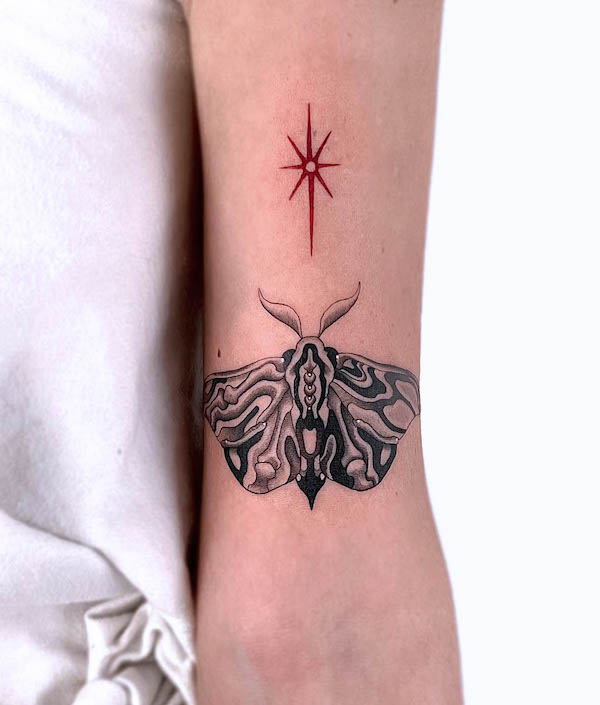Tatuaggio con stella e falena disegnata di @nxe_xiner