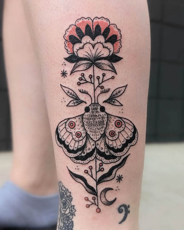 Tatuaggio tradizionale con falena di @daniturkeysammie