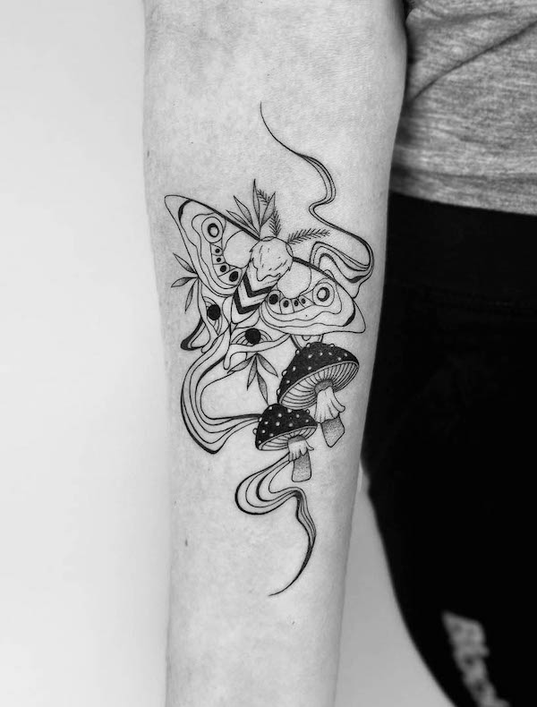 Tatuaggio creativo con falena e fungo di @_tiffanynguyen