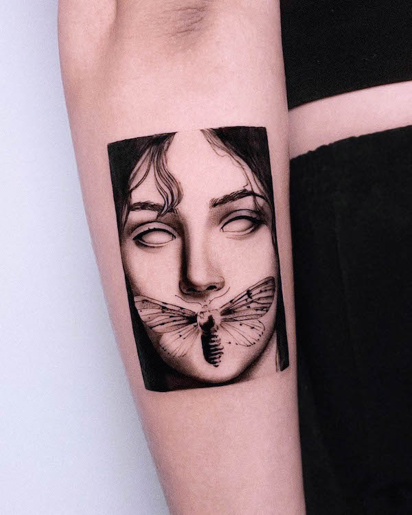 Non dire una parola - tatuaggio falena di @claudiag.tattoo