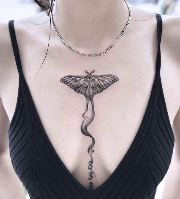 Tatuaggio concettuale luna moth sul petto di @ferunda