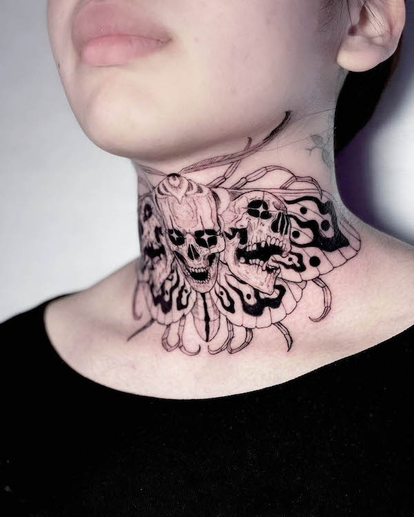 Tatuaggio del collo con teschio e falena di @darobe.tattoo