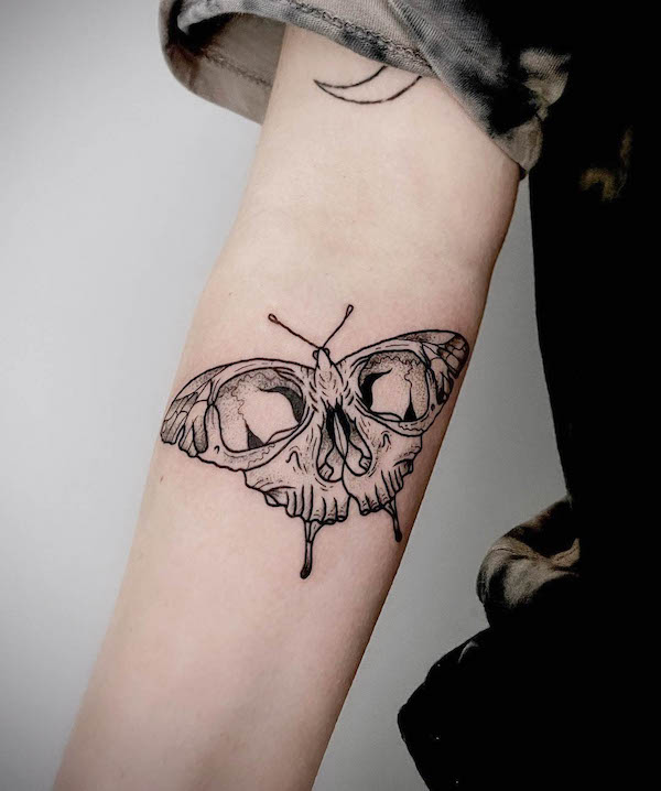 Tatuaggio del teschio di falena di @savannahswoodcuts