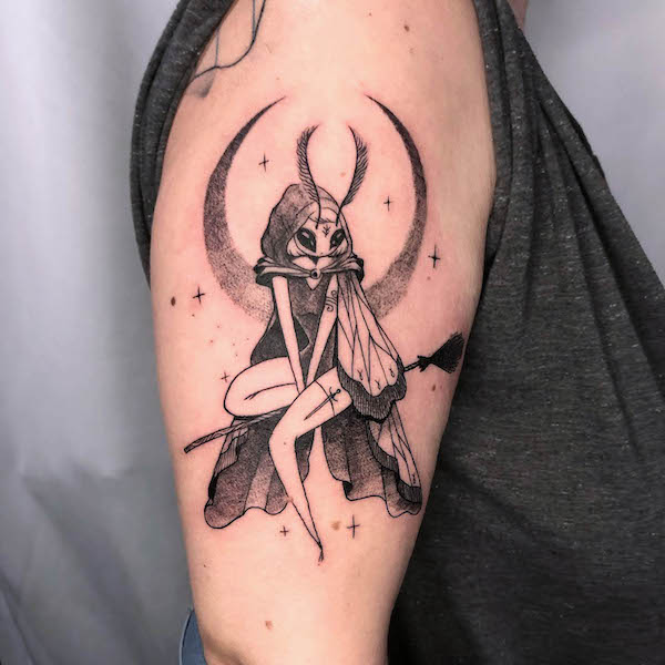 Tatuaggio della falena stregata di @luikwiatkowska_tattoo