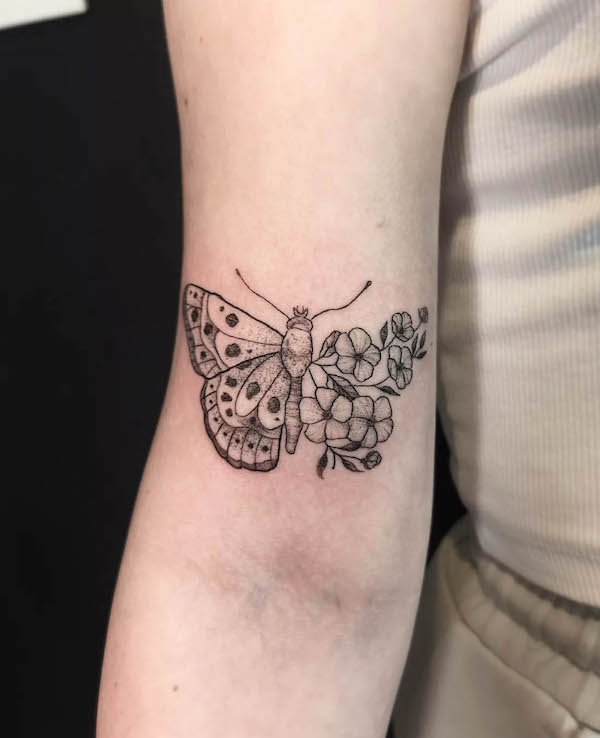 Tatuaggio mezza falena mezzo fiore di @kawka_ink