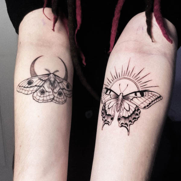 Tatuaggi abbinati di falena e farfalla di @mxszymanska