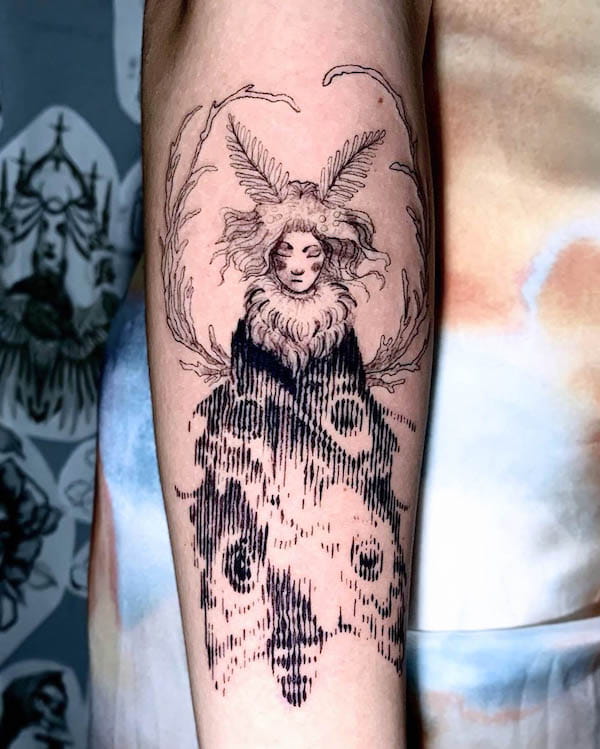 Tatuaggio creativo di falena da @apoenatattoo