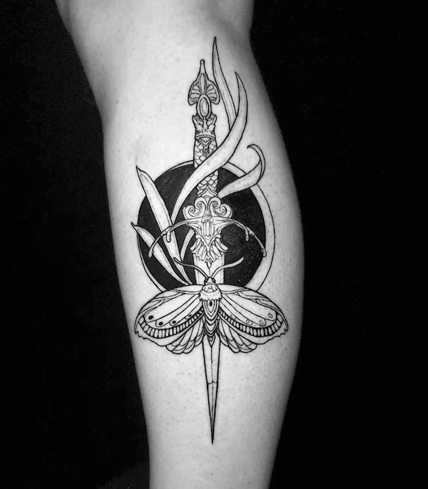 Tatuaggio con falena e pugnale di @cyclopas