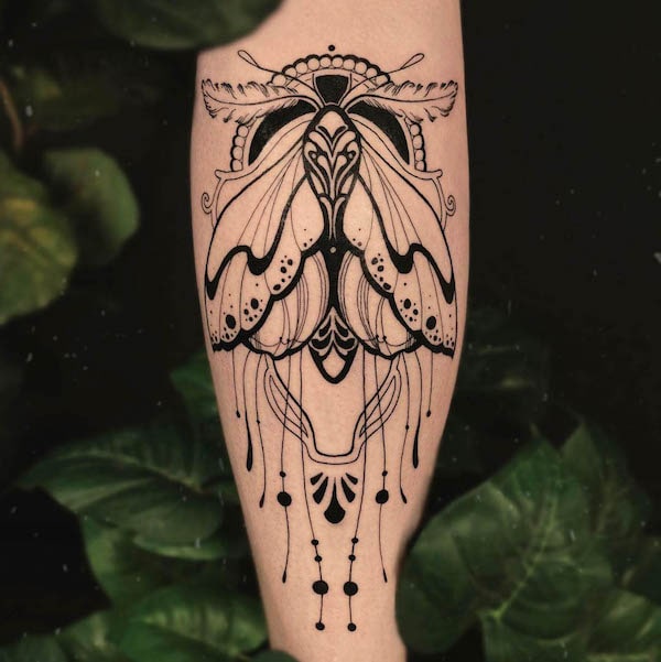 Tatuaggio di falena in grassetto da @madame._.medusa