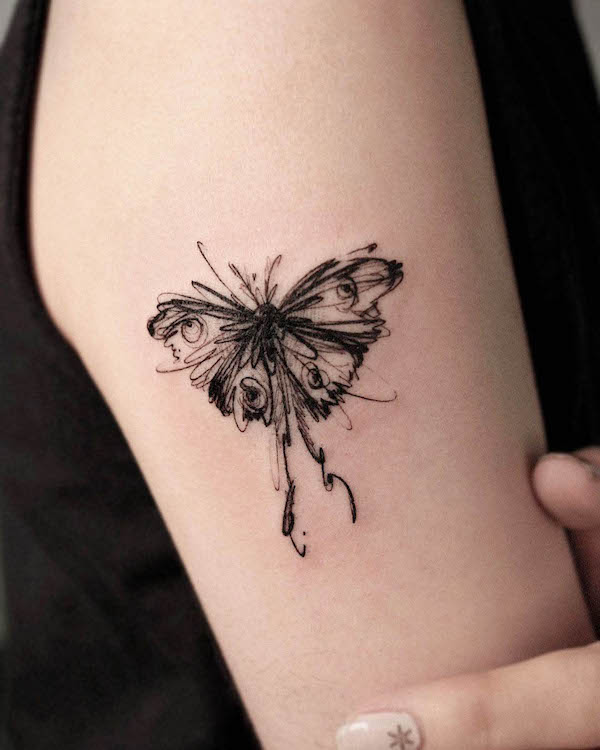 Tatuaggio sul braccio di @tattoo_chamsae in stile schizzo di luna moth