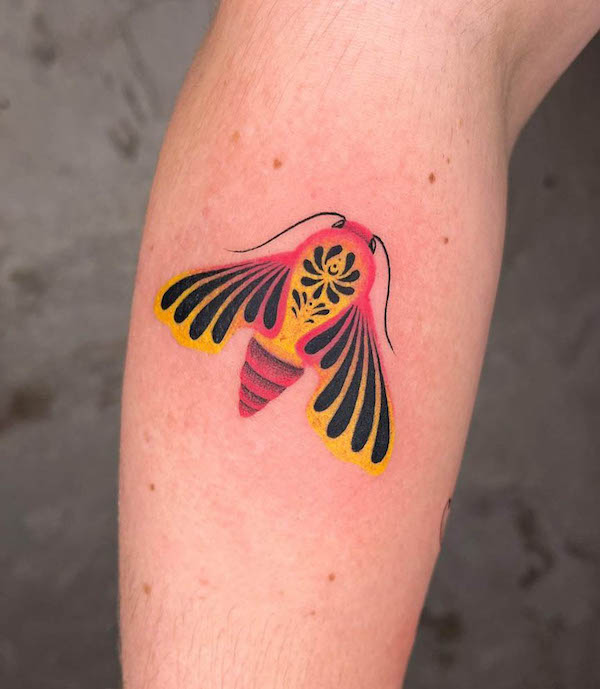 Tatuaggio contemporaneo di falena colorata di @pondroe_tattoo